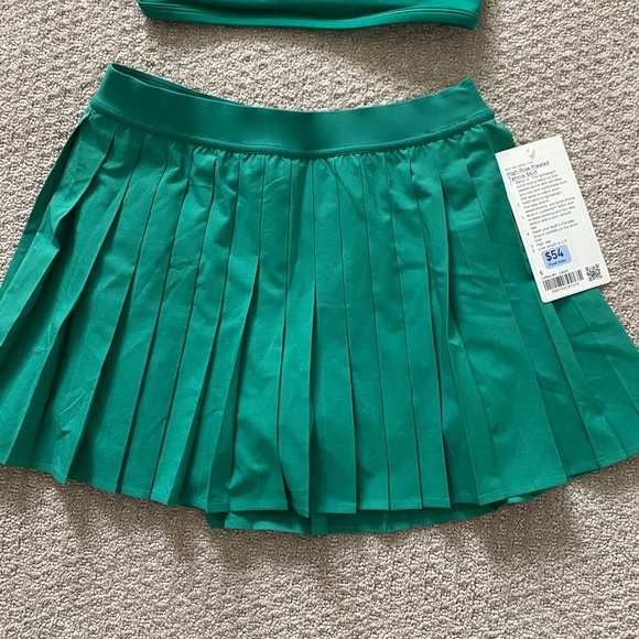 Green free to be wild Sports Bra & Pleated Skirt Set. Size 6 in both - Picture 2 of 3